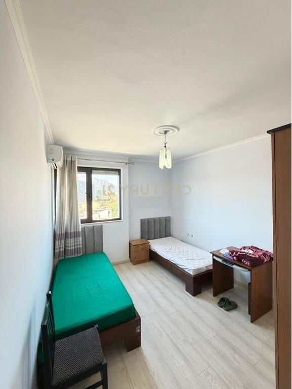 Appartamento 2+1+2 con balcone e vista sulla strada in affitto