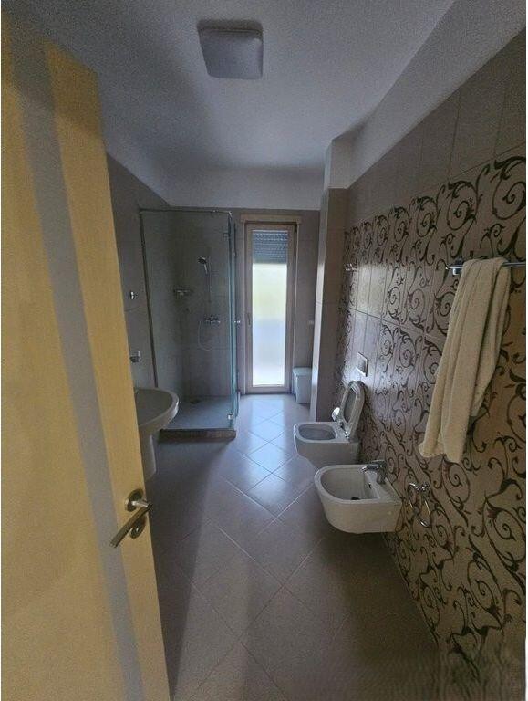 Jepet m Qera Apartament 2+1 tek vilat gjermane 650 € /Muaj