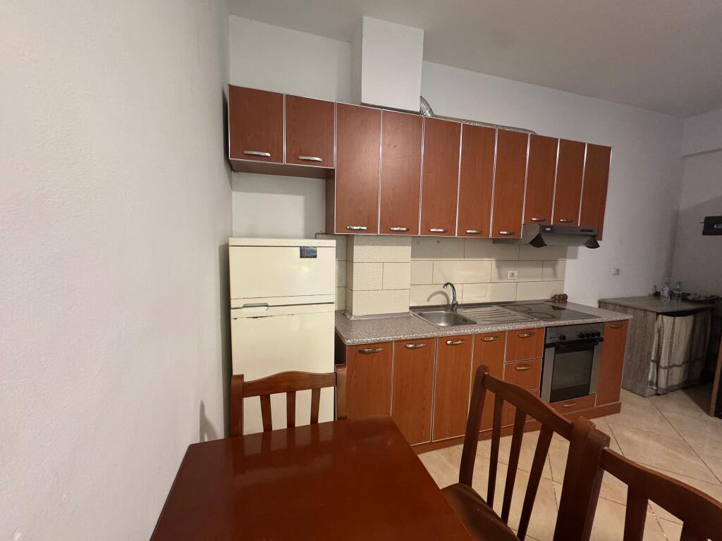 Apartament 1+1 me qira tek Liqeni i Thate!