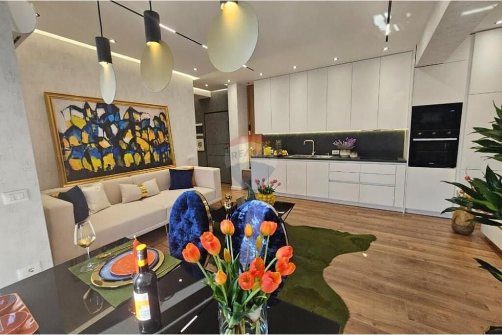 2+1 apartment for sale at 21-Dhjetori!