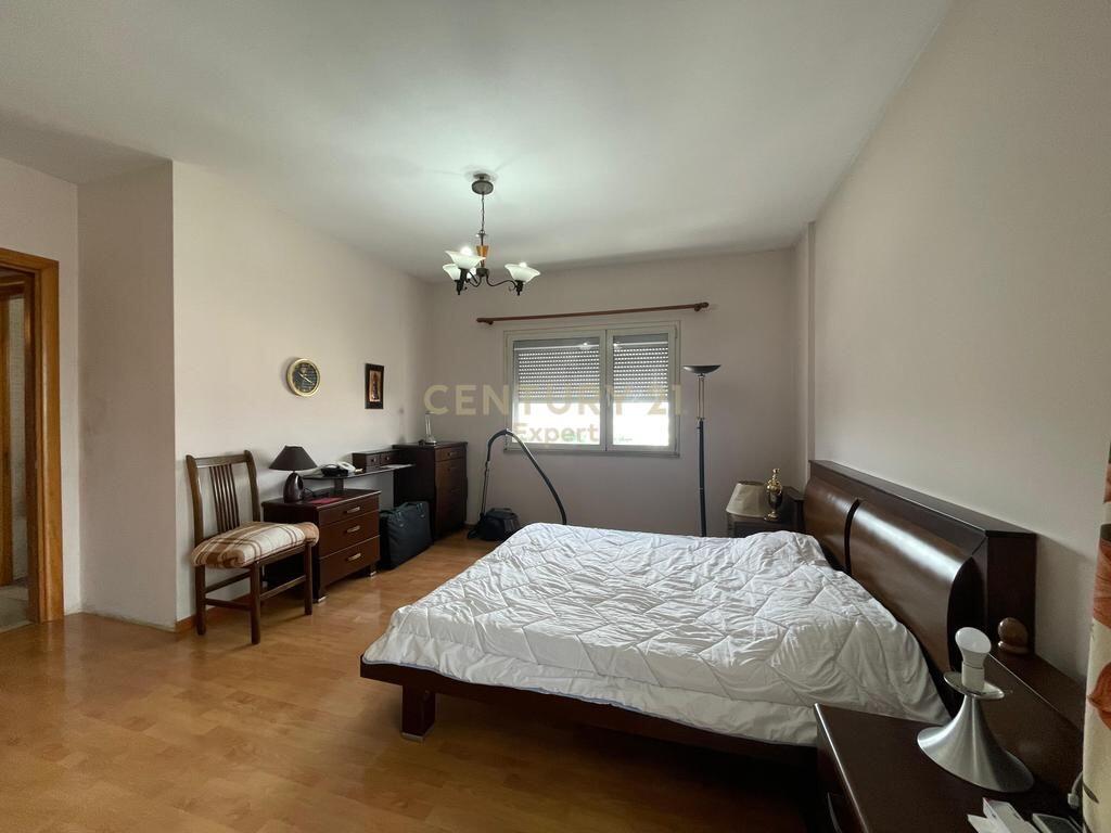 APARTAMENT 2+1+2+2 POSTE PARKIMI PER QIRA TEK ZOGU I ZI !! 1,100 € /Muaj