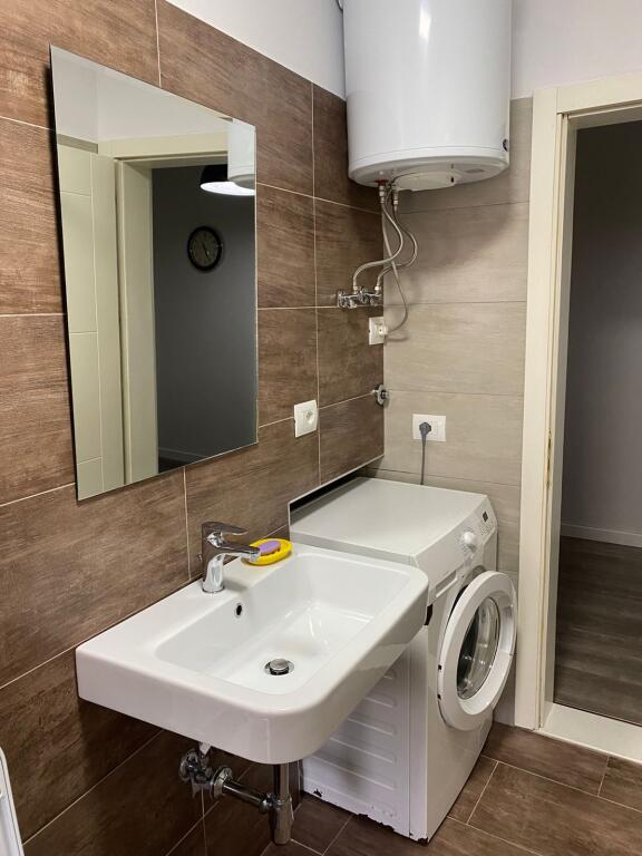 Apartament 2+1 Me Qera tek  Xhamlliku