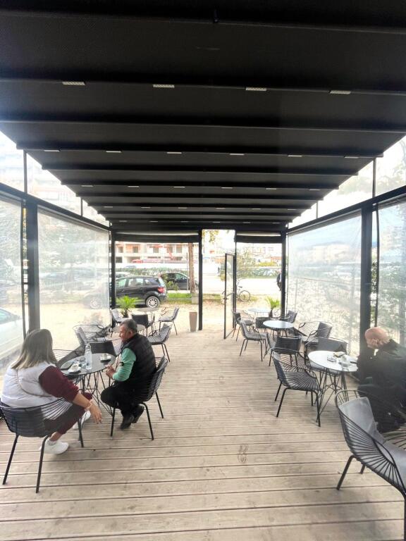 Shitet biznes bar funksional, me ambient komercial në pronësi dhe hapësirë të jashtme.