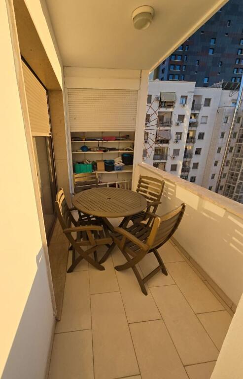 Zyre me qira 3+1+2 tualete në Qendër të Tiranës