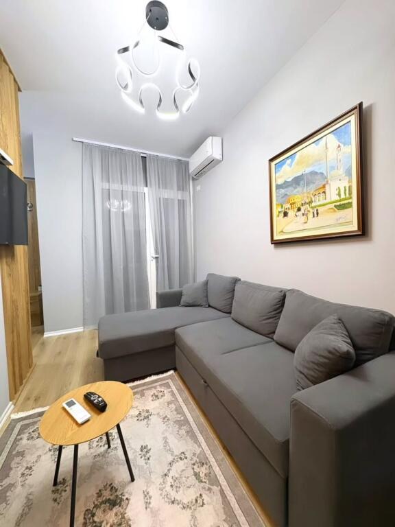 21 Dhjetori, prane Kompleksit Kontakt: 🔺️ Japim me qira apartament: 🔺️ Garzonier I ndare ne 1+1.