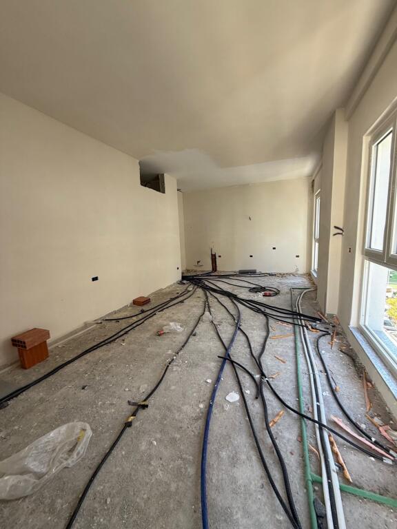 ZYRE ME QERA 100 M2 KOMUNA E PARISIT 1000 EURO