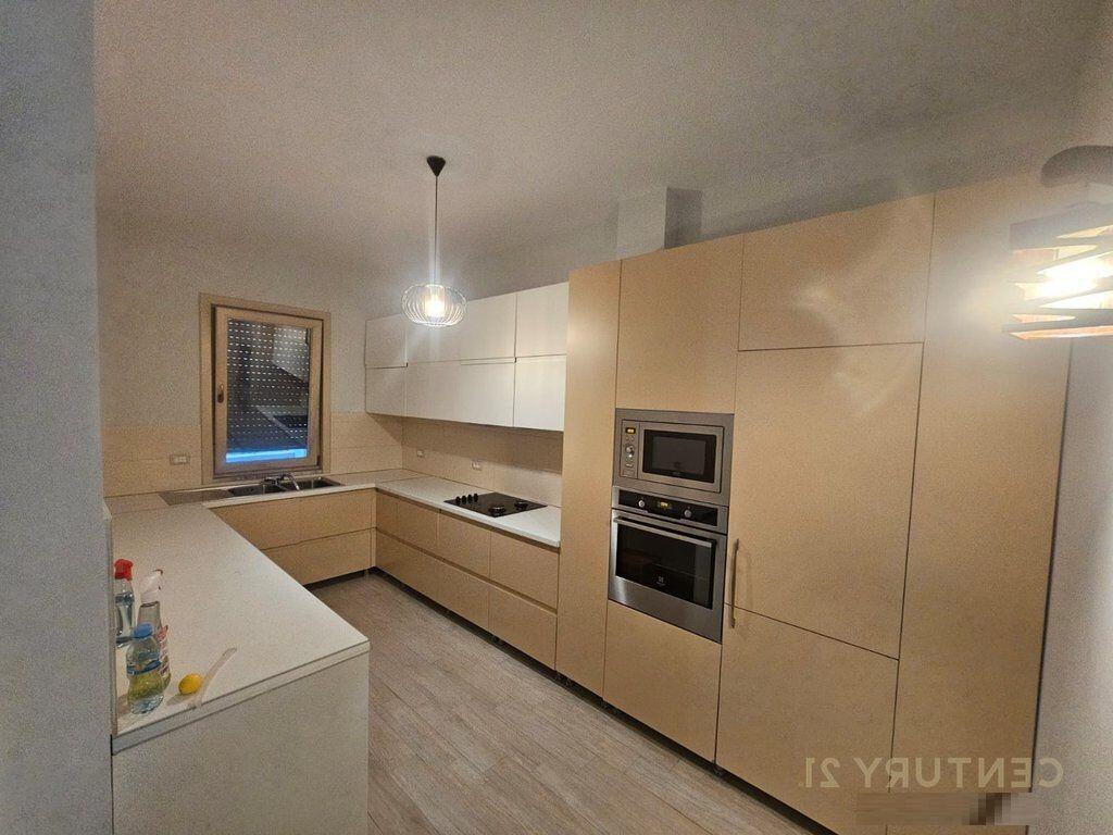 Ofrohet  me qera apartament tek vilat gjermane