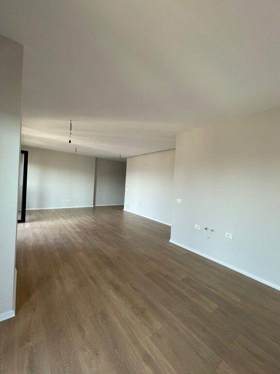 Qera, Ambjent per zyra ,Tirana Garden Building, Tirane.