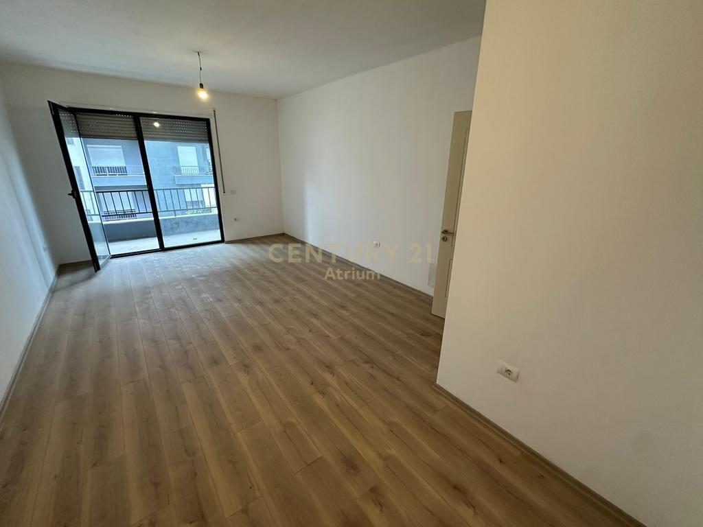 SHITET APARTAMENT 2 + 1 + 2 + POST PARKIMI NE KINOSTUDIO ! 195,000 €