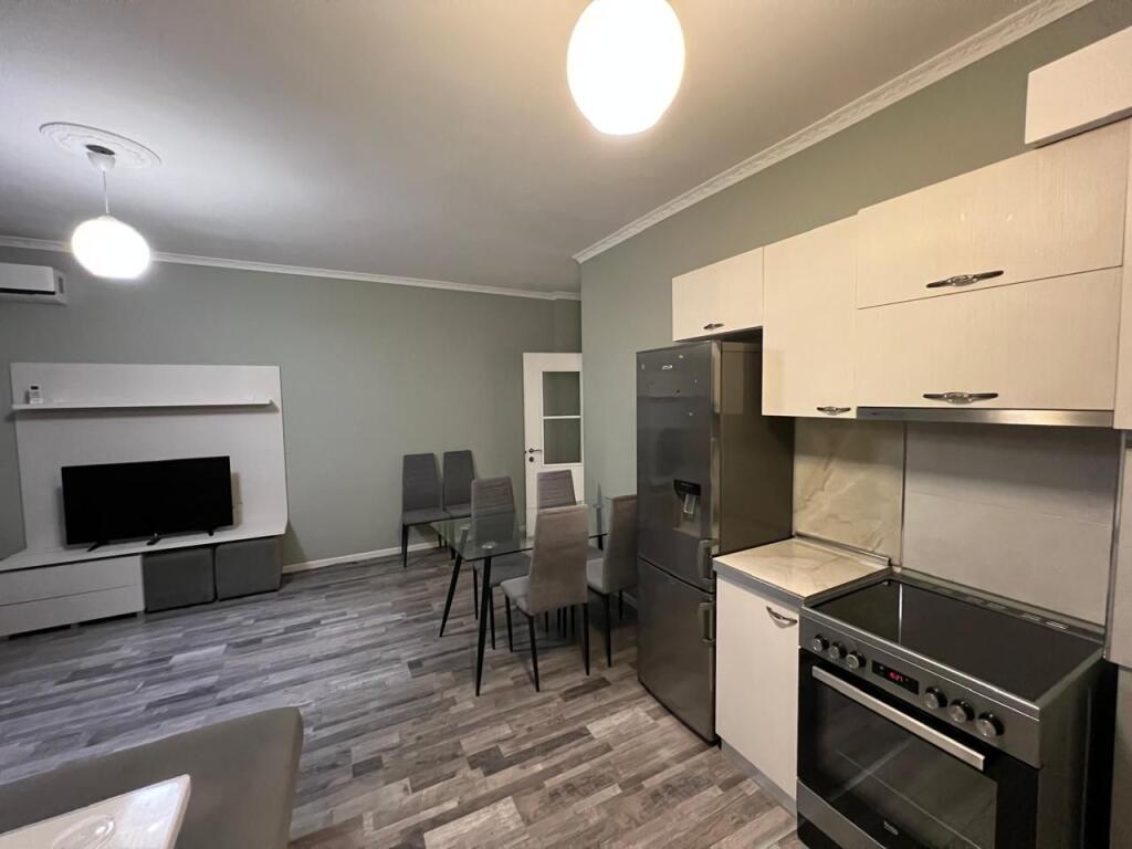 Jepet apartament 2+1+2 per qira tek tregu I ri elektrik