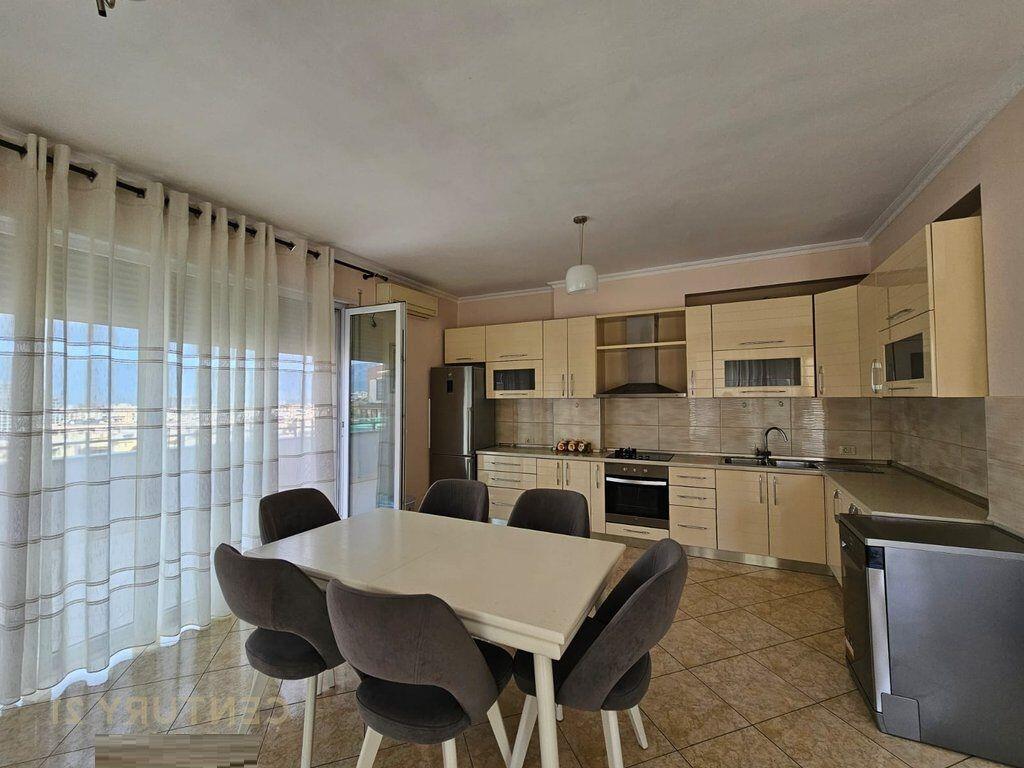 Jepet me qira apartament 3+1+2, verandë e madhe + 2 poste parkimi, Liqeni i Thatë