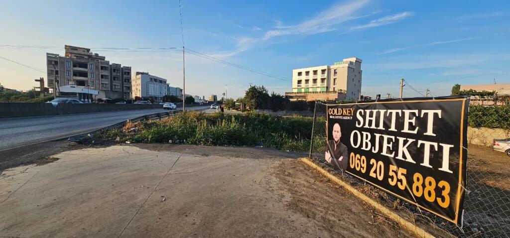 🏡 Shitet Shtëpi + Tokë 📌 Autostrada Durrës – Tiranë, pranë karburantit Kastrati