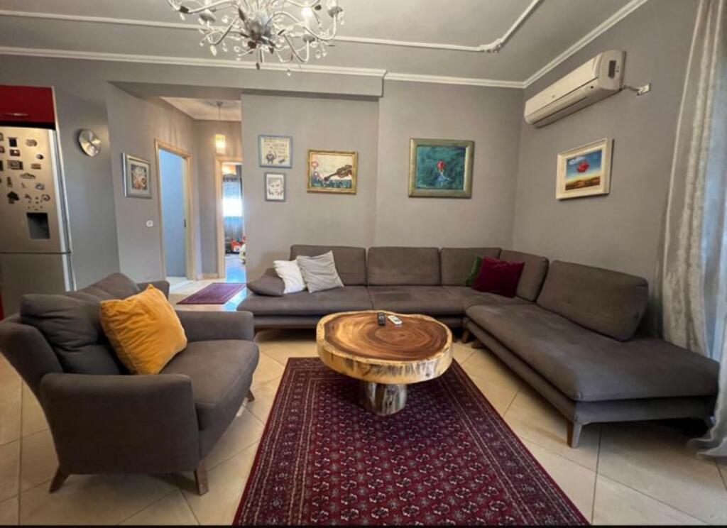 Jepet me qera apartament 2+1 te Kodra e Diellit!