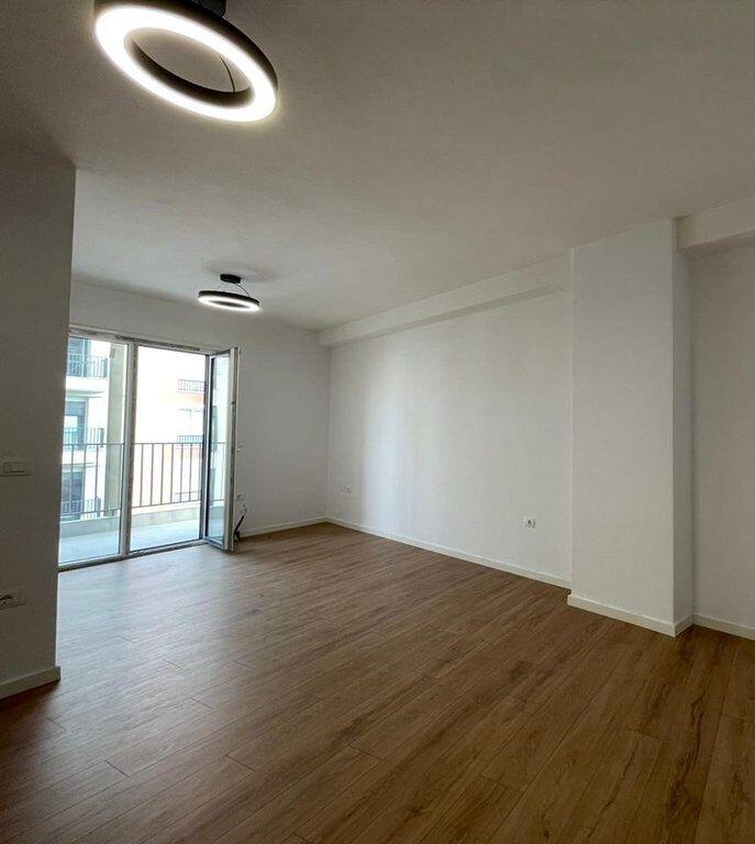 SHITET APARTAMENT 2+1 ME POST PARKIMI NE ASTIR