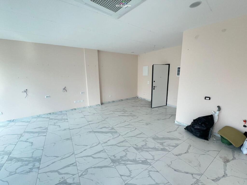 Ufficio in Affitto presso Lake View Residence (ID BZ2720) Tirana