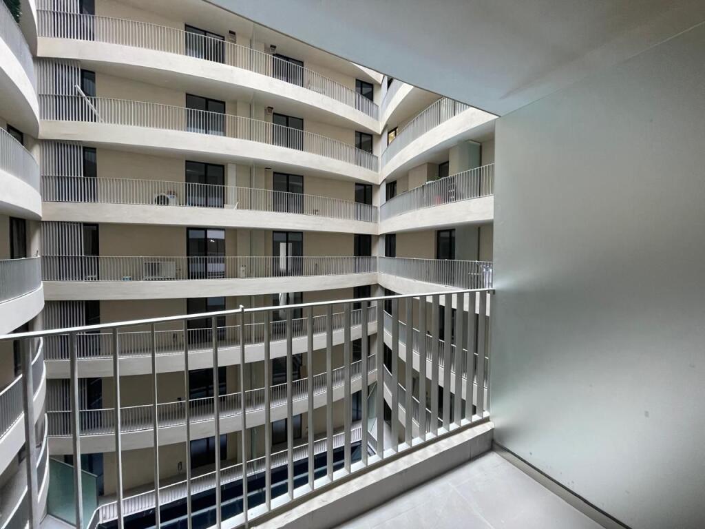 Ambient zyrash per qira tek Golden Tower, Mine Peza