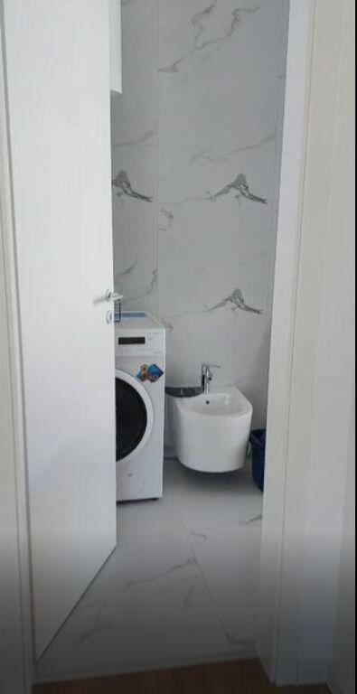 Appartamento 1+1 in Affitto ad Ali Demi, Presso il Complesso Kadiu, Tirana 450 € /Mese