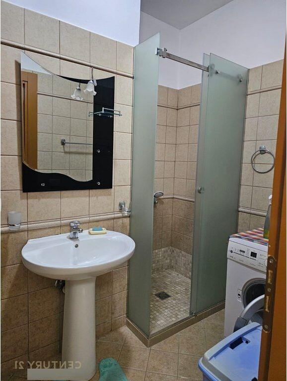 Jepet me qira apartament 3+1+2, verandë e madhe + 2 poste parkimi, Liqeni i Thatë