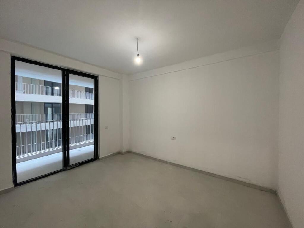 Ambient zyrash per qira tek Golden Tower, Mine Peza