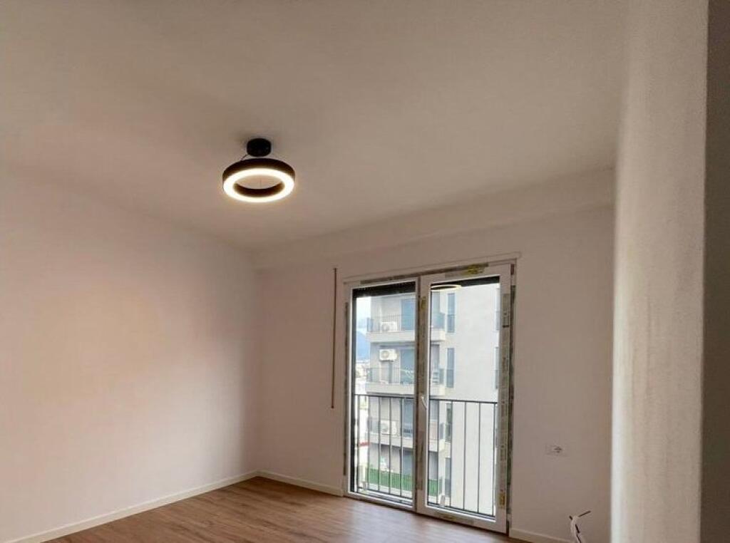 SHITET APARTAMENT 2+1 ME POST PARKIMI NE ASTIR