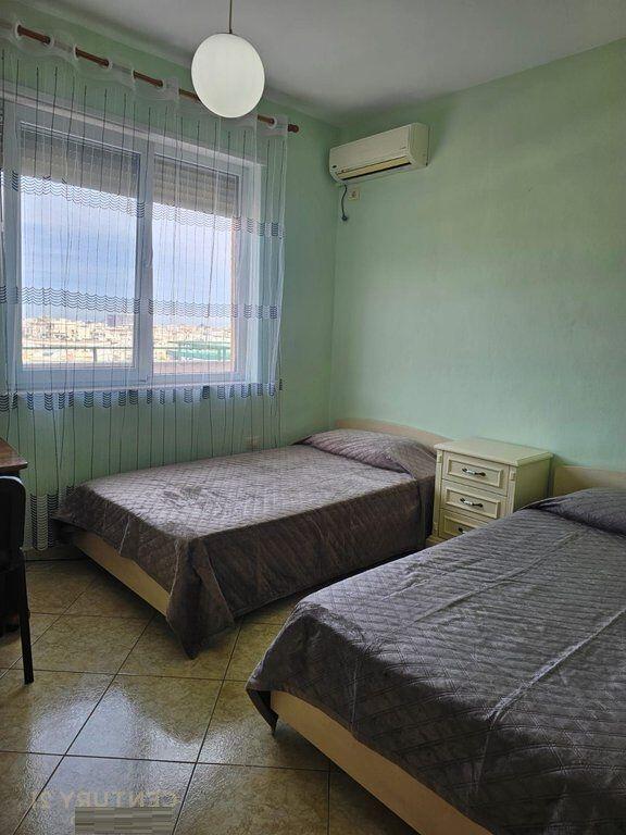 Jepet me qira apartament 3+1+2, verandë e madhe + 2 poste parkimi, Liqeni i Thatë
