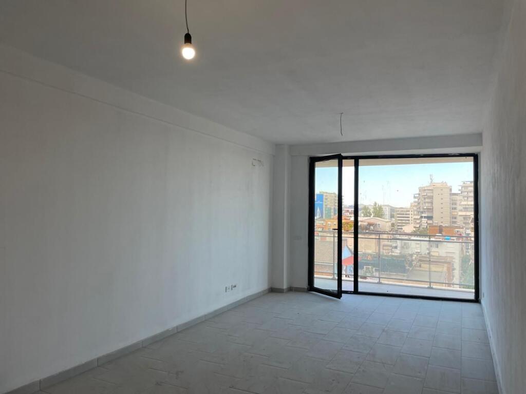 Ambient zyrash per qira tek Golden Tower, Mine Peza