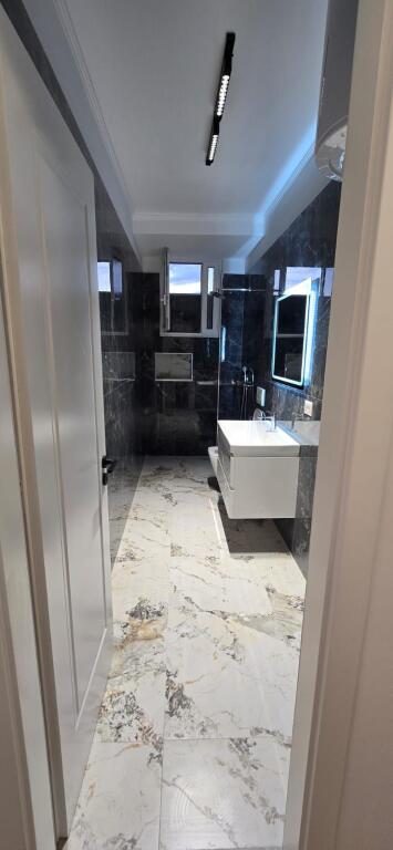 Shitet Apartament 2+1