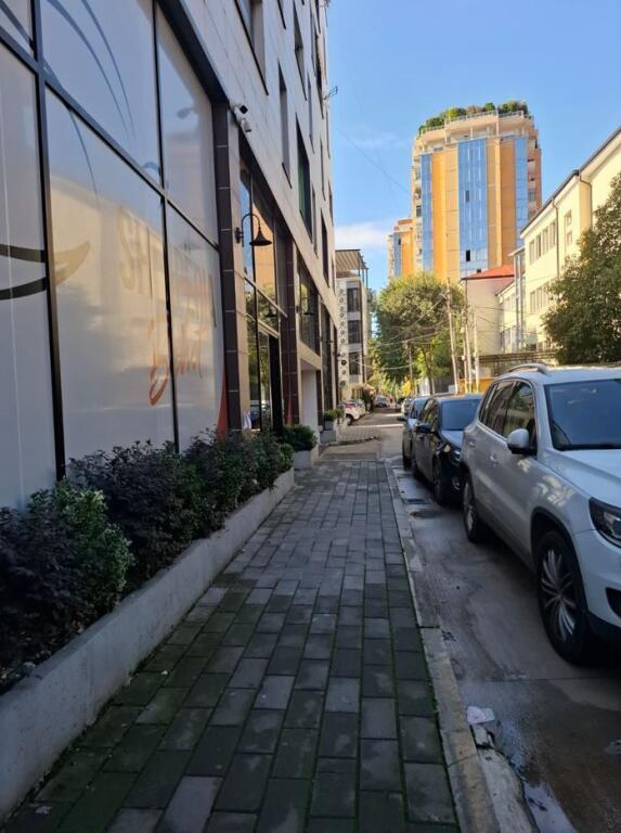 Zyrë me qira – pranë Qendrës Toptani