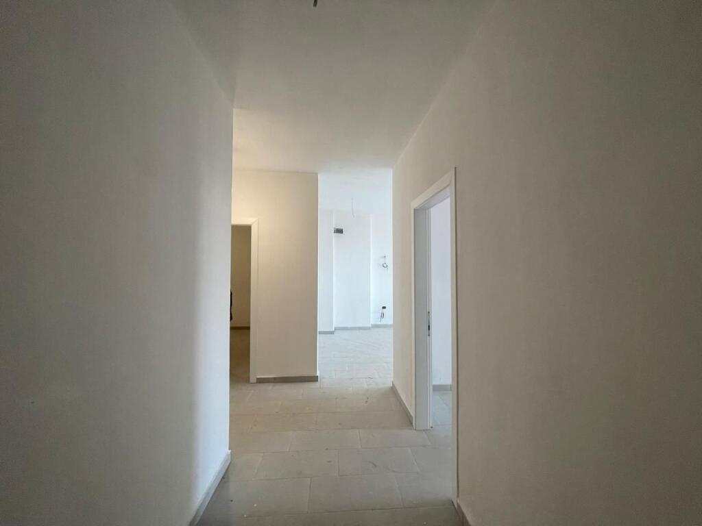 Ambient zyrash per qira tek Golden Tower, Mine Peza