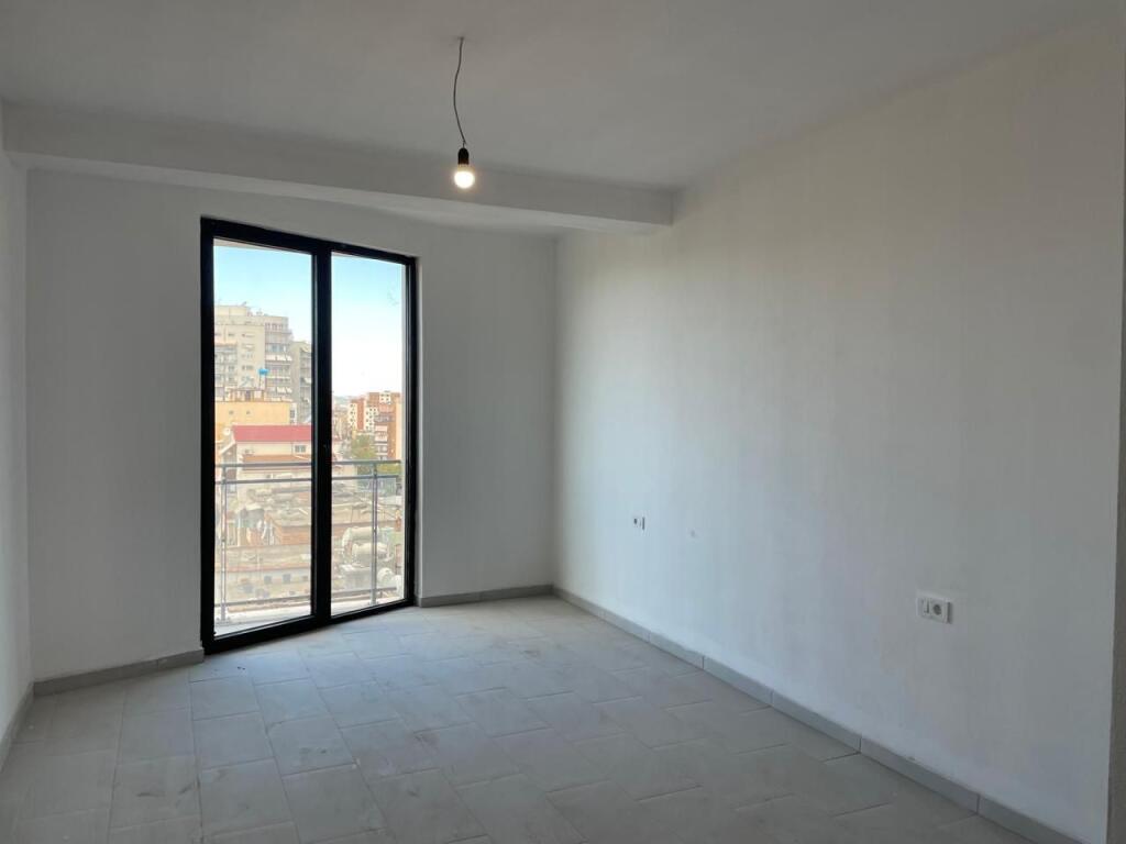 Ambient zyrash per qira tek Golden Tower, Mine Peza