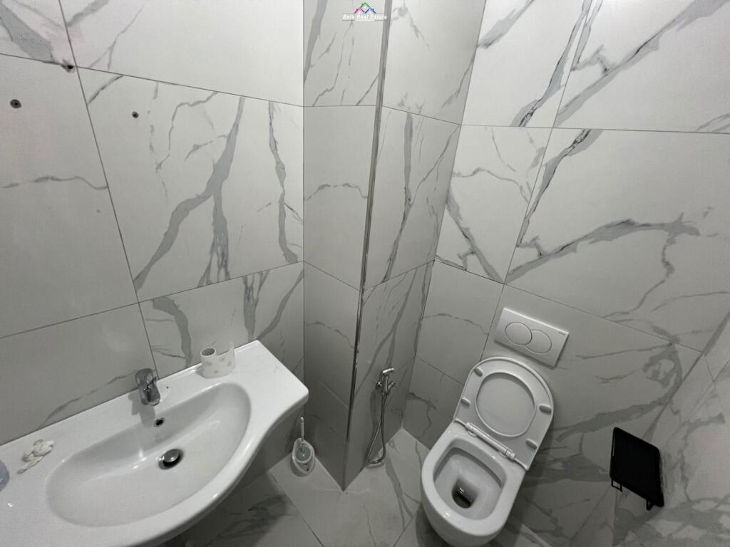 Ufficio in Affitto presso Lake View Residence (ID BZ2720) Tirana