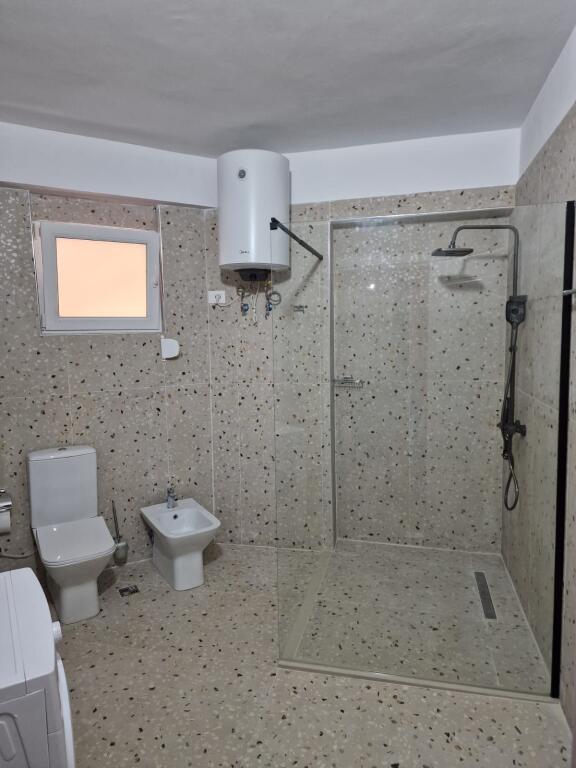 Jepet me qira apartament 3+1 për zyra në Bllok , Rruga Vaso Pasha