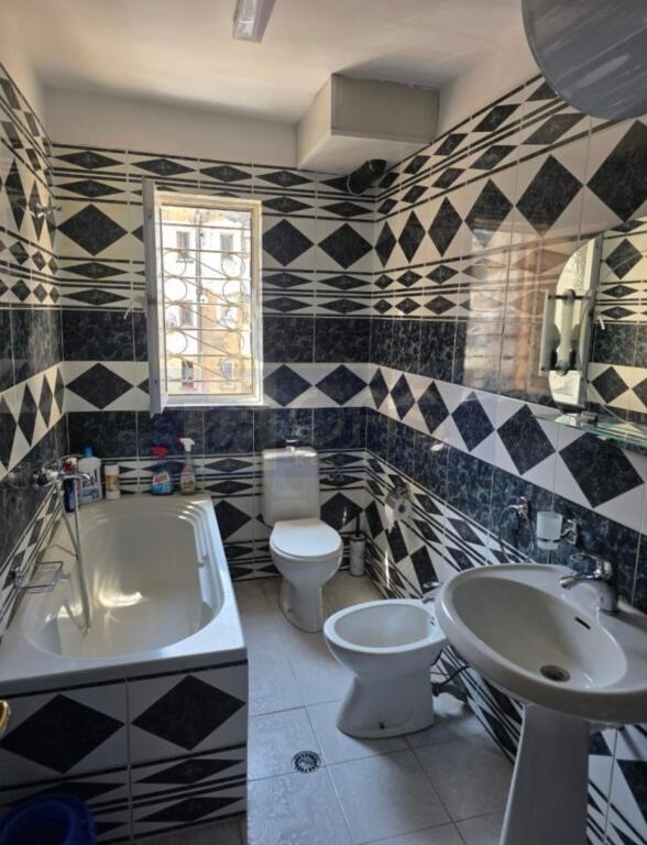 Jepet me qera Apartament 2+1 tek Siri kodra