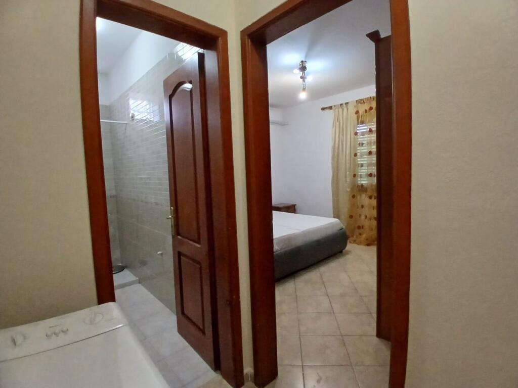 Jepet me qera apartamenti 2+1 ,Te Medreseja e tiranes , RRuga Riza Cerova  Cmimi:  500 mije leke