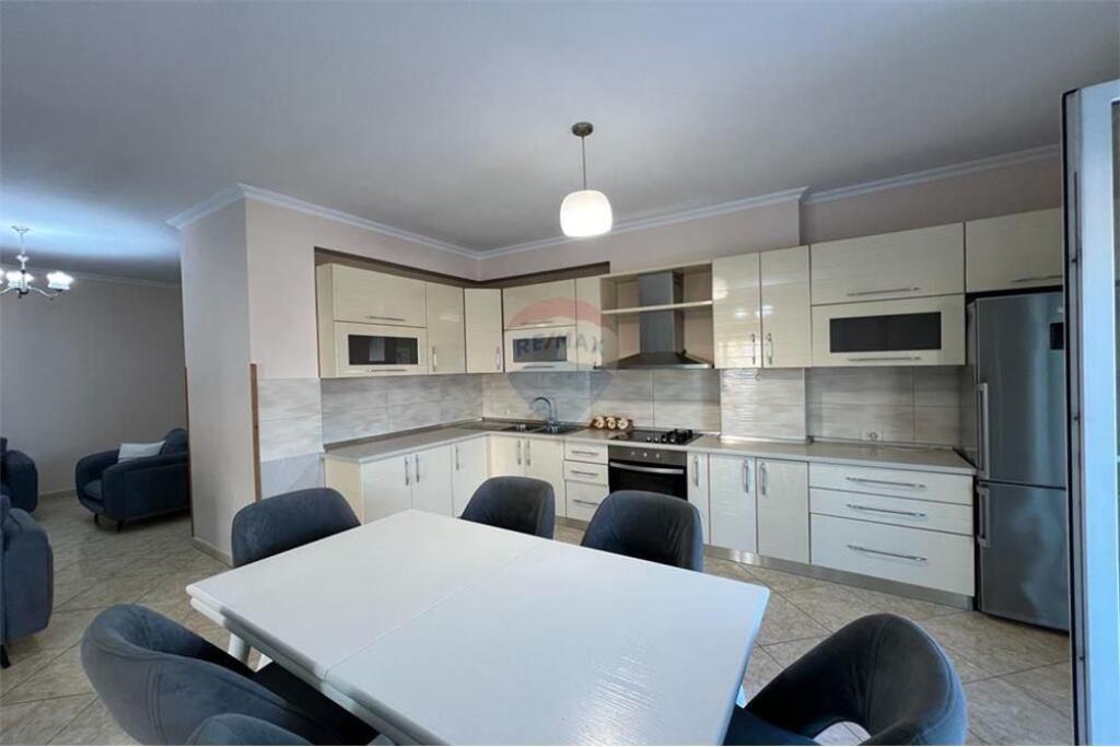 Jepet me qira apartament 3+1+2 me verande