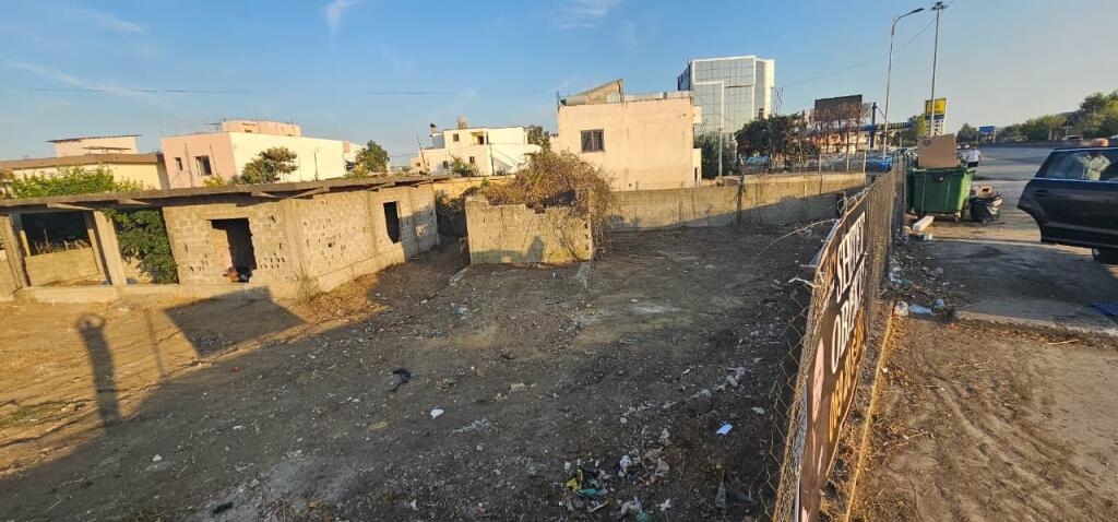 🏡 Shitet Shtëpi + Tokë 📌 Autostrada Durrës – Tiranë, pranë karburantit Kastrati