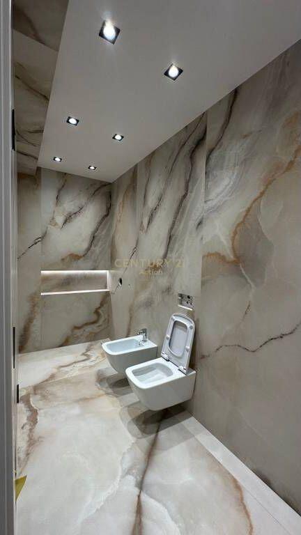 Jepet zyre moderne me qira te hotel “Radisson” Liqeni i Thate. 900 € /Muaj