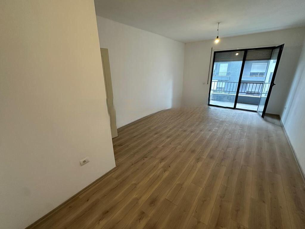 VENDESI APPARTAMENTO 2 + 1 + 2 + POSTO AUTO A KINOSTUDIO! 195.000 €