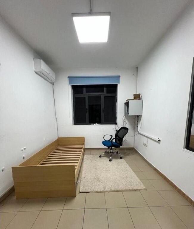 Office with spacious area near the New Bazaar – 107 m²