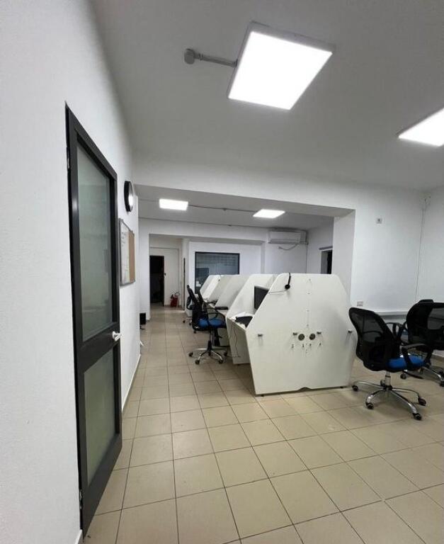 Office with spacious area near the New Bazaar – 107 m²