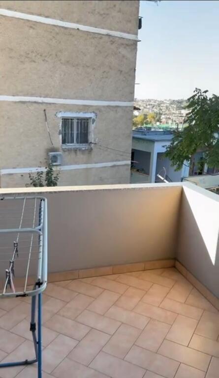 Jepet me qera apartamenti 1+1 Kinostudio , te rajoni i policise  Cmimi: 350 mije leke