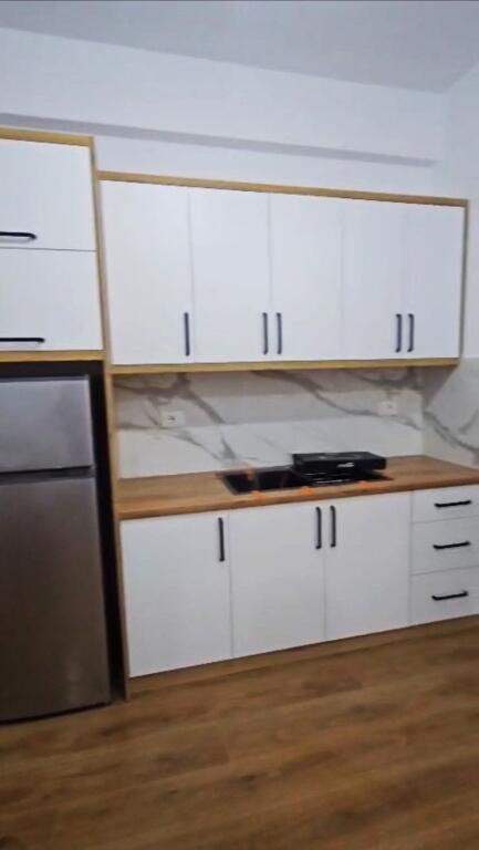 🏢Ne zonen e Ali Demit,Rezidenca Kadiu jepet me qera apartament 1+1,i sapo mobiluar.45,000Leke    