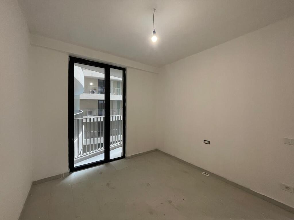 Ambient zyrash per qira tek Golden Tower, Mine Peza