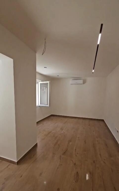 1+1 bosh ME QERA PER BIZNES - RRUGA QEMAL STAFA 50.000 leke