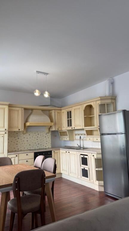 Jepet me qera apartamenti i sapoarreduar 2+1 ,Kodra e diellit , prane market cok  Cmimi: 700euro