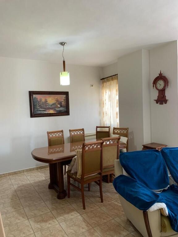 Jepet me qira apartament 2+1+2 tek zona e Kristal Centre!
