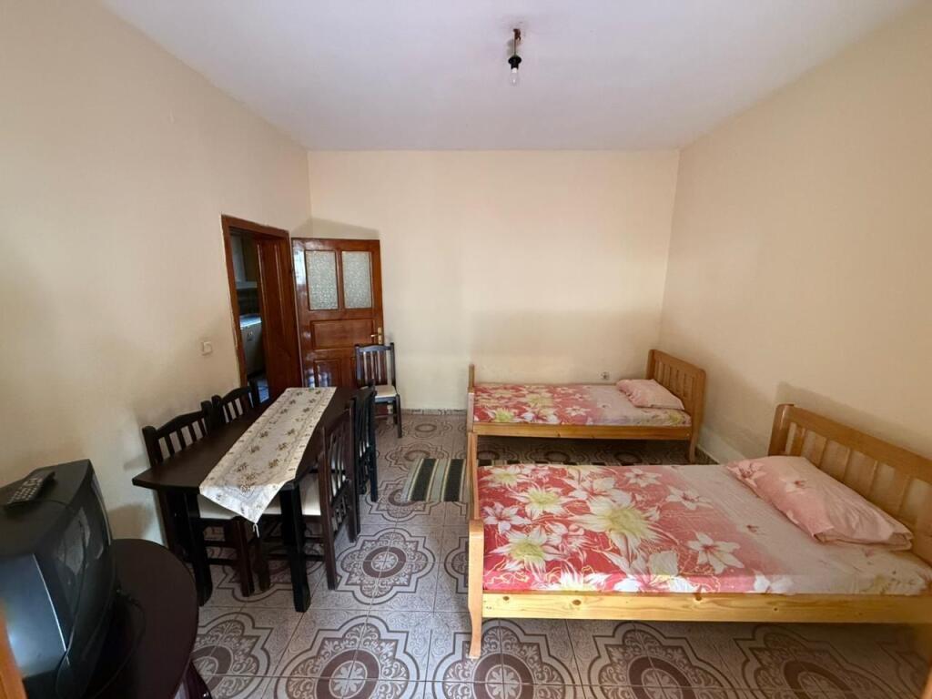 APARTAMENT 1+1. 28000 LEKE.ISH TREGU ELEKTRIK,PALLATI GRAND
