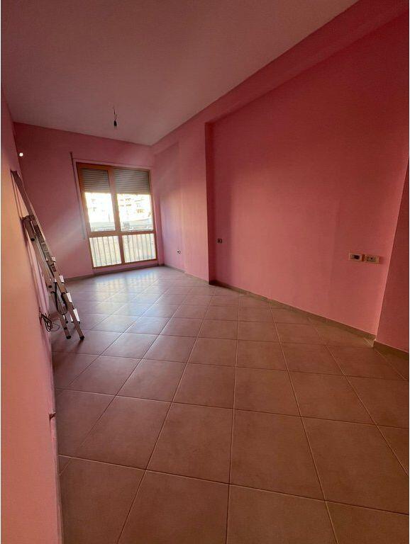 Qera, Ambient per zyra+Post Parkimi, Komuna e Parisit, Tirane.