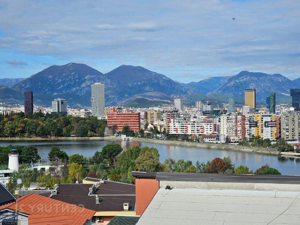 Jepet me qira apartament 3+1+2, verandë e madhe + 2 poste parkimi, Liqeni i Thatë