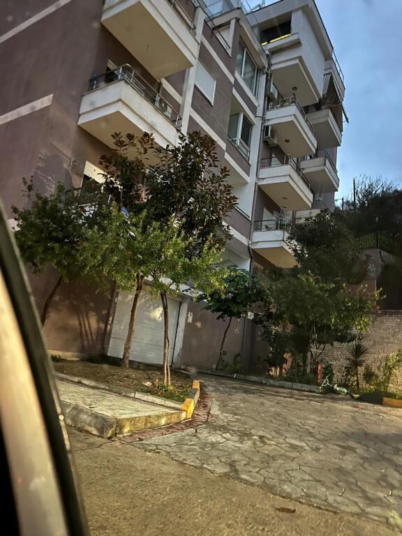 JEPET ME QIRA 2+1+1 Liqeni rruga Peti 45.000 LEKE